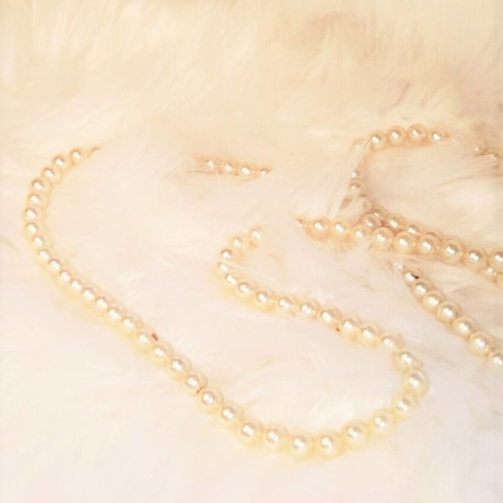 LONG Pearl Strand Necklace Realistic Faux Pearls WHITE CREAM Vintage Costume - Picture 2 of 9
